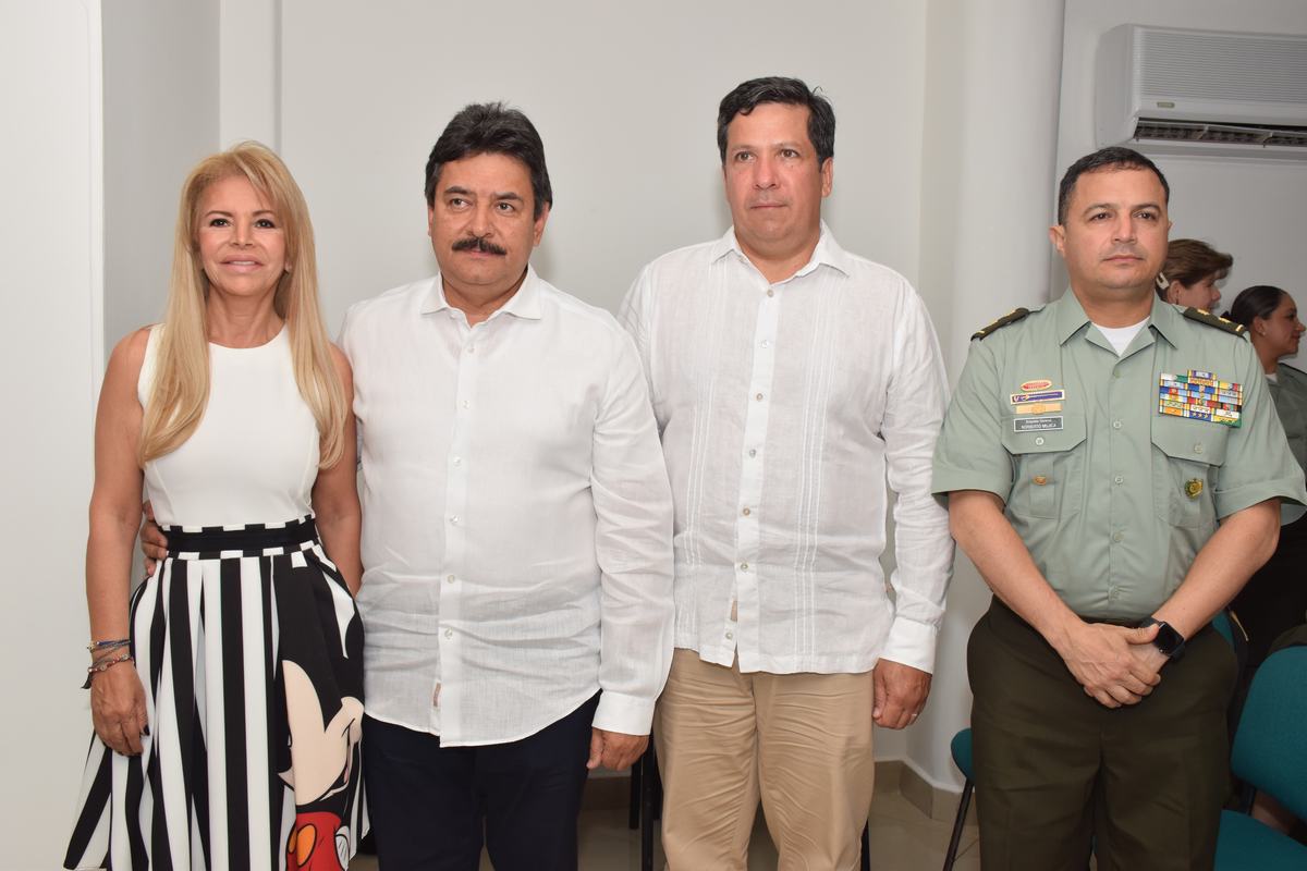 Myriam Hurtado de González, gestora social del Huila; Carlos Julio González Villa, gobernador del Huila; Rodrigo Lara Sánchez, alcalde de Neiva; y el brigadier general Norberto Mujica Jaime, comandante Regional 2.